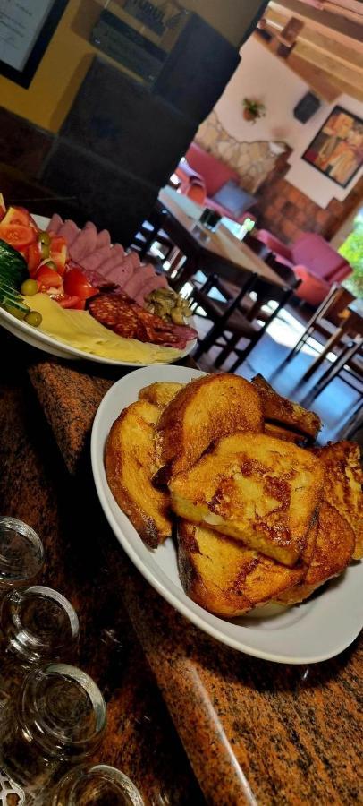 Stőger Panzió és Étterem Acomodação com café da manhã Vasszécseny Exterior foto